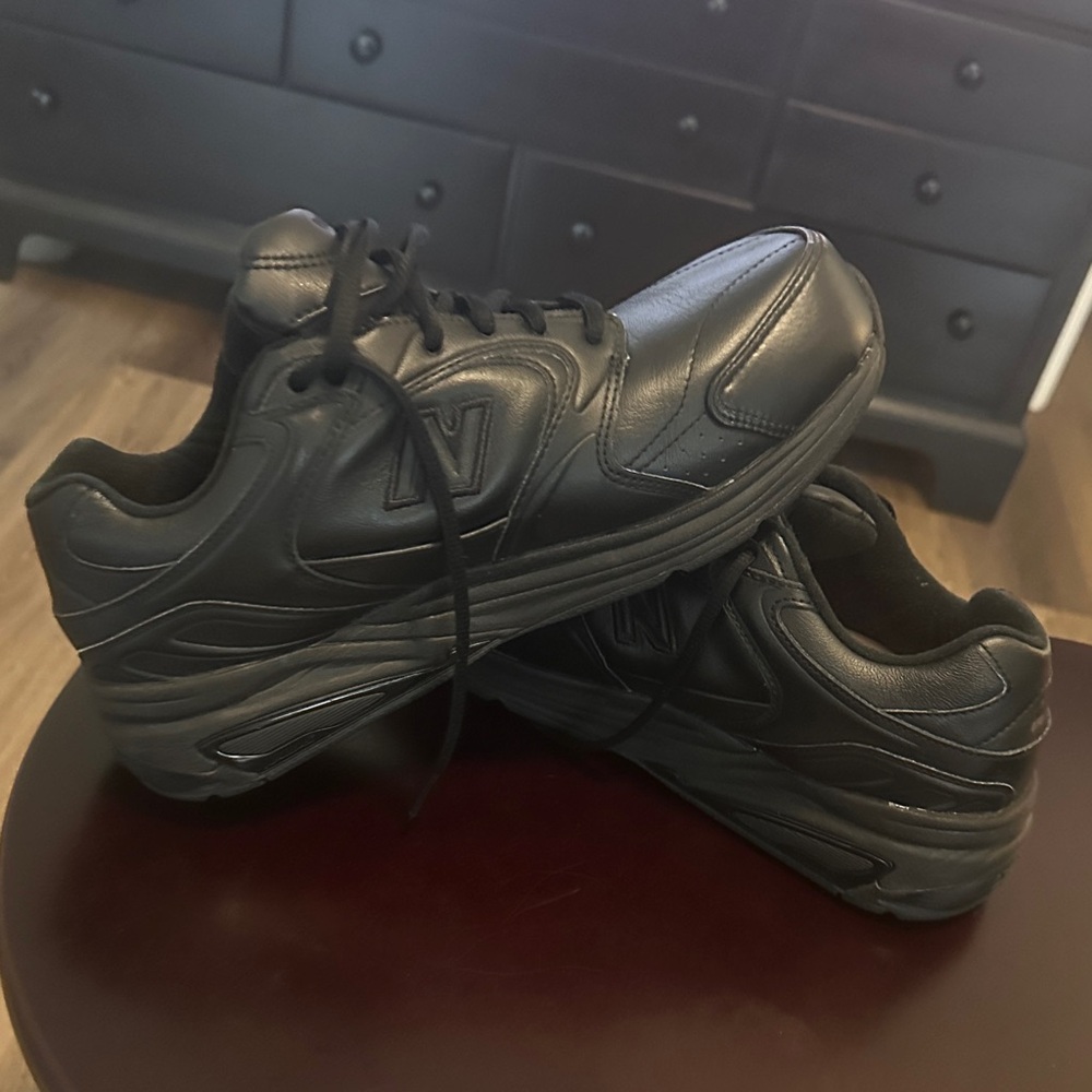 New Balance Men's Black Athletic Leather Sneakers